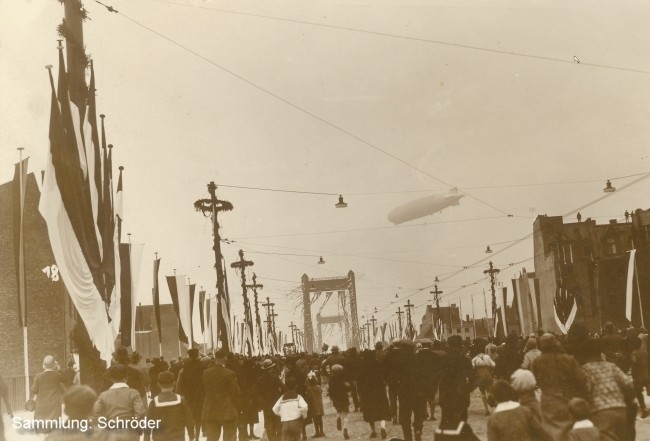 LZ 127 "Graf Zeppelin" zur einweihung der Mülheimer Brücke über Köln-Riehl