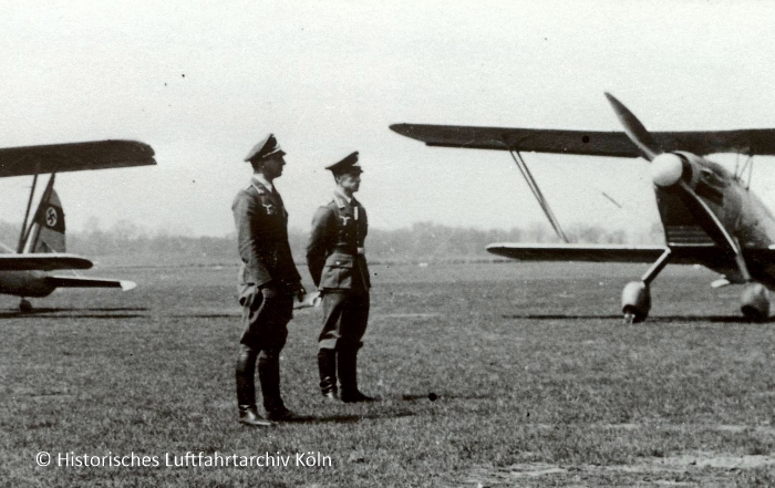 Der Chef der Schule Leutnant Schfer und der Spie Oberfeldwebel Nolden der technischen Schule auf dem Flughafen Butzweilerhof.