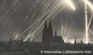 Luftangriff auf Köln Leuchtspurmunition und Flakscheinwerfer