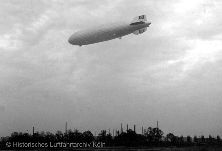 Die "Hindenburg" über Deutz