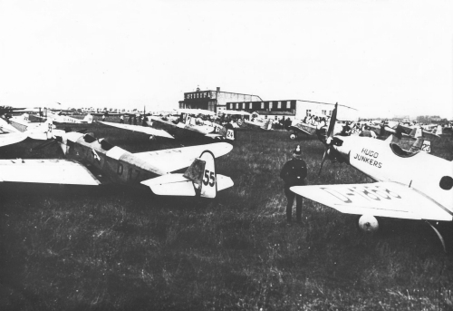 Flugzeugaufstellung auf dem Butzweilerhof zum Rheinlandbefreiungsflug