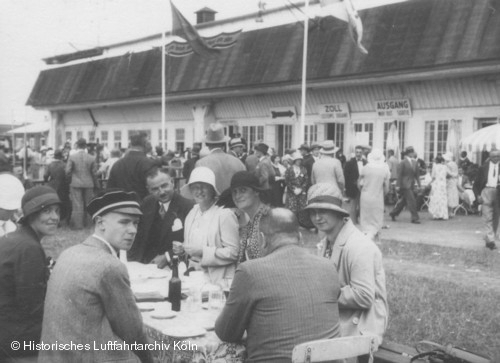 Picknick auf dem Flughafen Butzweilerhof am Rheinlandbefreiungsflug.