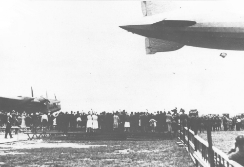 Start von LZ 127 "Graf Zeppelin" anlässlich des Rheinlandbefreiungsfluges Köln Butzweilerhof.
