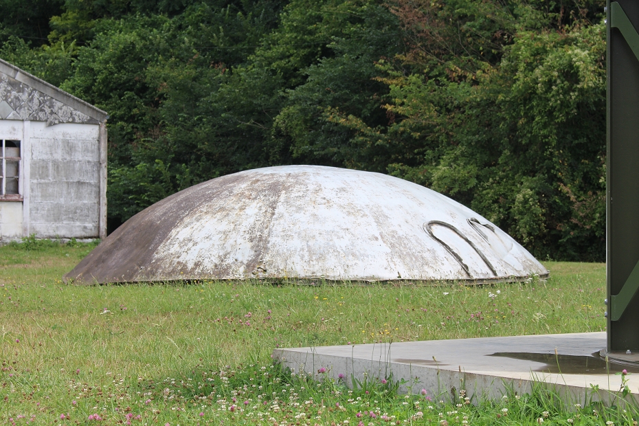 Panzerkuppel des Forts Eben Emael neben dem Hauptportal.