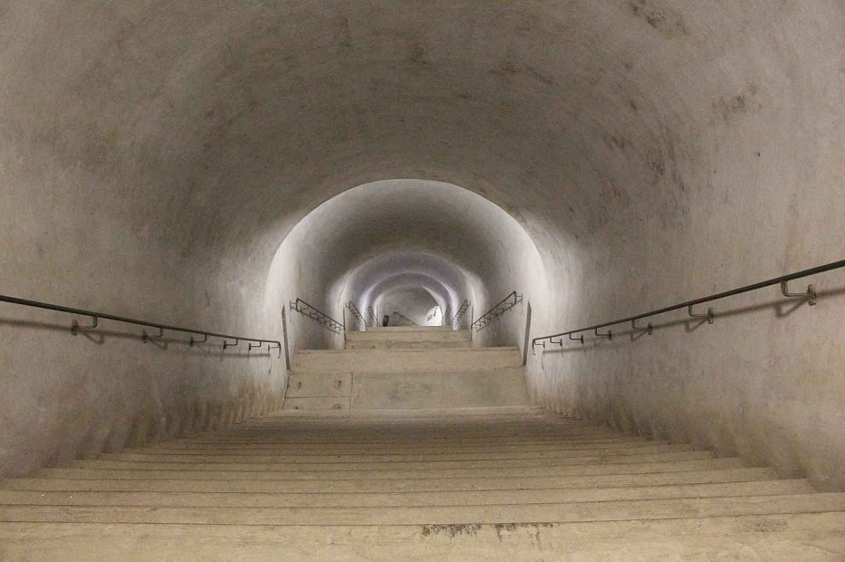 Blick nach unten von der Haupttreppe des Forts Eben Emael. 