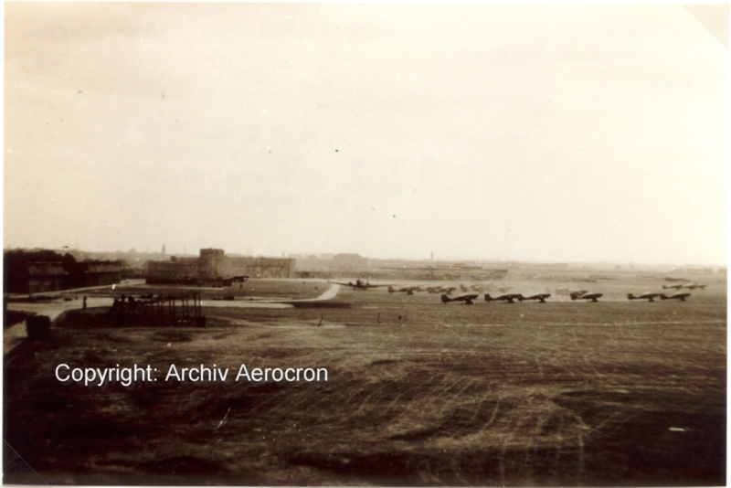 Der Flughafen Köln Butzweilerhof von Norden gesehen mit den Junkers Ju 87 Stuka  die zum Angriff auf Eben Emael starten.