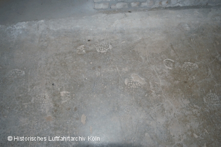 Abdrücke von Wehrmachtsstiefeln im Beton