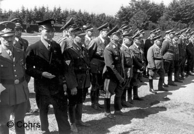 Zur Beerdigug erschienen auch die Klner Naziprominenz. In der Mitte Gauleiter Groh.