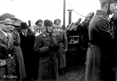 Der japanische Botschafter Oshima Hiroshi beobachtet den Abschuss eines 8,8cm Flak-Geschtz.