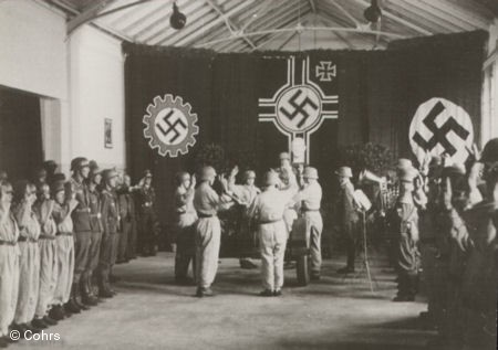 Vereidigung von Luftwaffenhelfern in einem Saal.