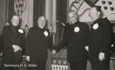 Kaplan Schneider, Kaplan Maen, Pastor Clemens, Kaplan Vogt Kln-Riehl St. Engelbert Pfarrsitzung in der Flora