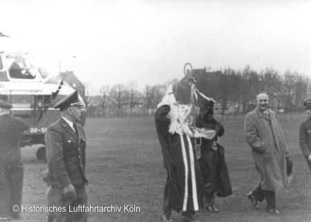 Der Nikolaus landet in Kln auf dem Hubschrauberflughafen Kln