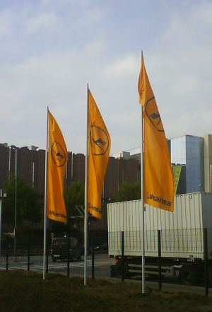 Flaggen am Hauptsitz der Lufthansa in Köln-Deutz