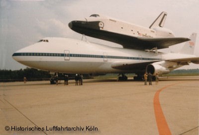 Die Enterprise huckepack auf der Boeing 747 N905 NA