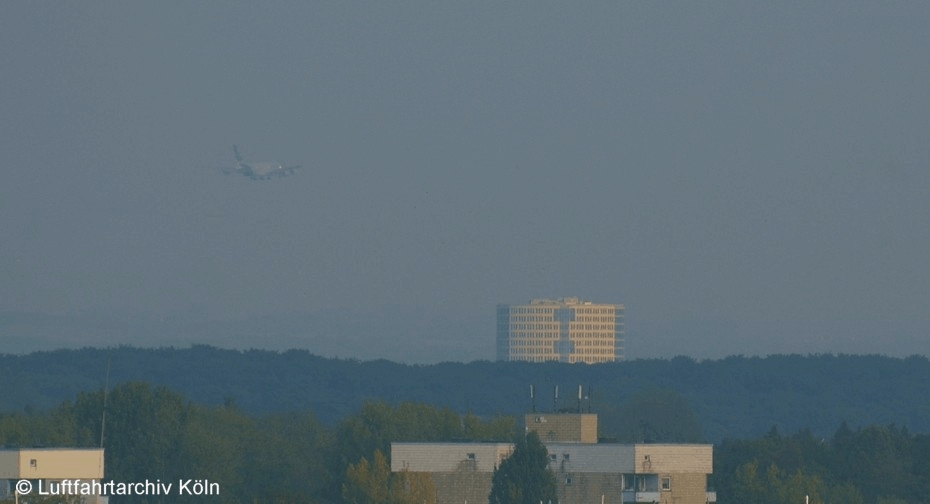 Der Airbus A380 im Anflug auf den Flughafen Kln-Wahn ber Porz