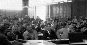 Briefing der Piolten der Segelflugweltmeisterschaft 1960 Köln Butzweilerhof in der Halle neben dem Belgischen Tower
