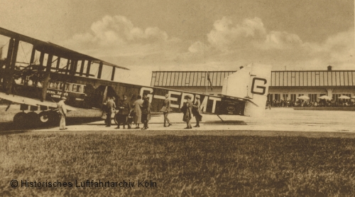 Abfertigungsplattform vor dem Empfangsgebude des Flughafen Kln Butzweilerhof