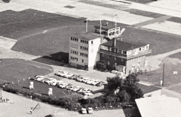 Der 1. Tower des Flughafen Köln-Wahn erhilt später einen Anbau.