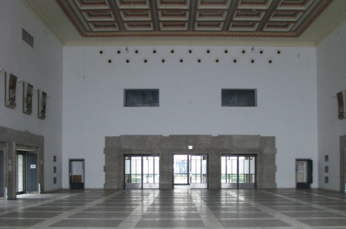 Die Wappenhalle des ehemaligen Flughafens München-Riem